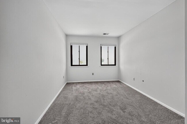 Building Photo - 1001 White Oak Rd
