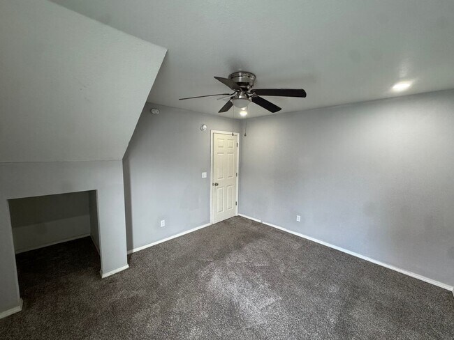 Building Photo - 1666 S Razorback Rd