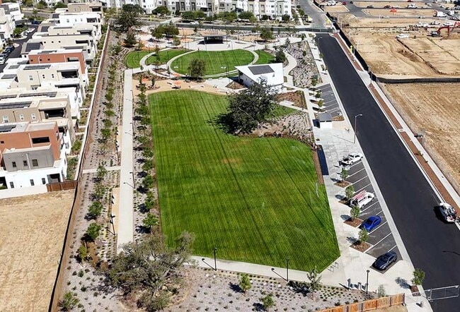 Building Photo - Newer 4BR Valencia Home in Solaire | Pool Community | Prime Location