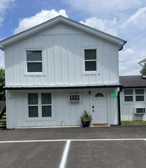 Front Entrance and Parking - 104 W Hembree St