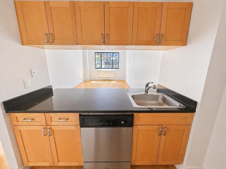 Building Photo - 323 W 96th St