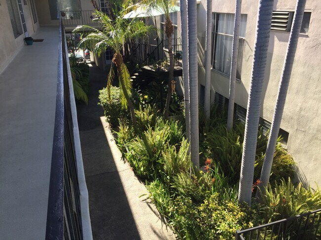 Building Photo - 3400 Club Dr