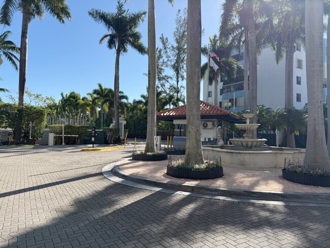 Building Photo - Rare 2/2 Corner Penthouse with Panoramic Lagoon Views from Every Room – Available Now!