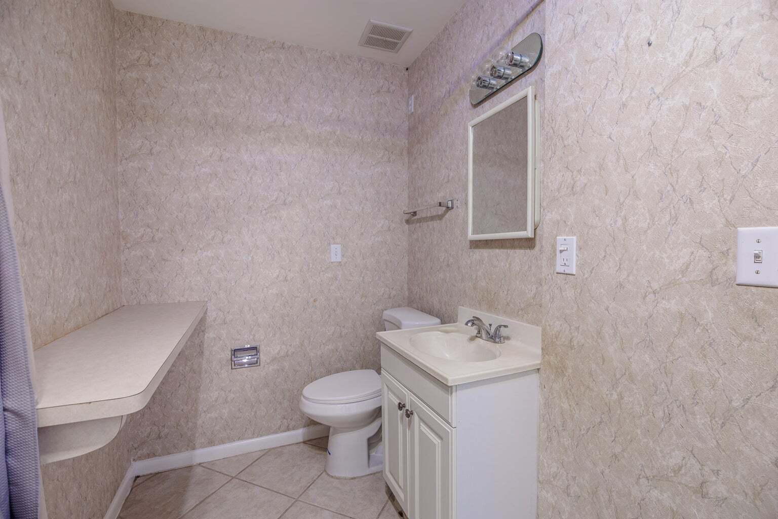 Building Photo - 527 W Jasmine Dr