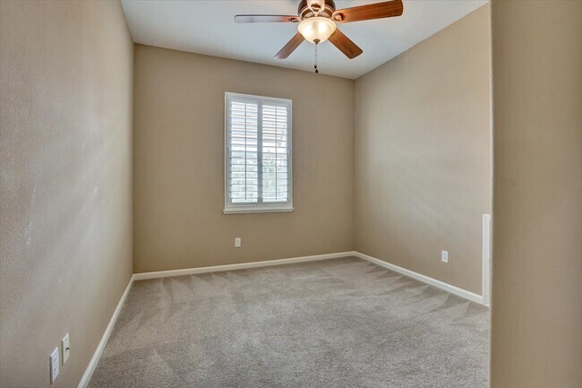 Building Photo - 683 Courtyards Loop