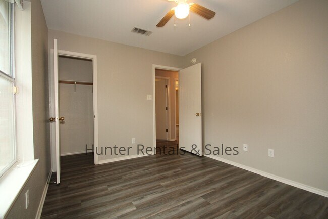 Building Photo - Hymesa Estates!