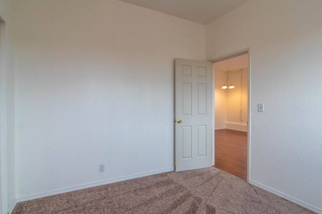 Building Photo - Single level 3 Bed 1.5 Bath Located Just O...