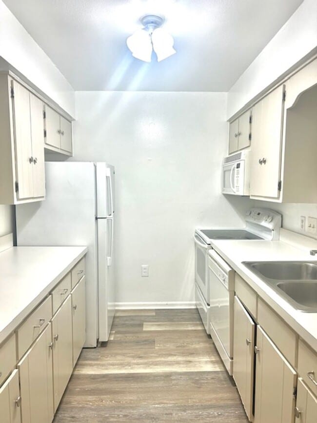 Building Photo - 1/1 WITH BALCONY - CLOSE TO SHOPPING/COLLEGES/BEACHES