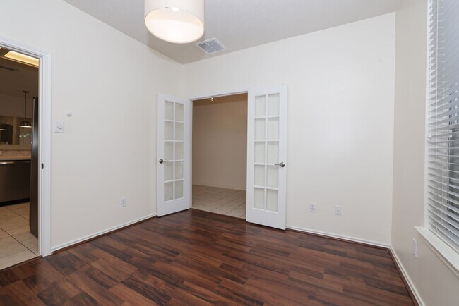 Building Photo - 7 N Regan Mead Cir