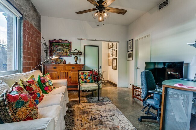 Building Photo - FANTASTIC 2-BEDROOM KING WILLIAM CONDOMINIUM