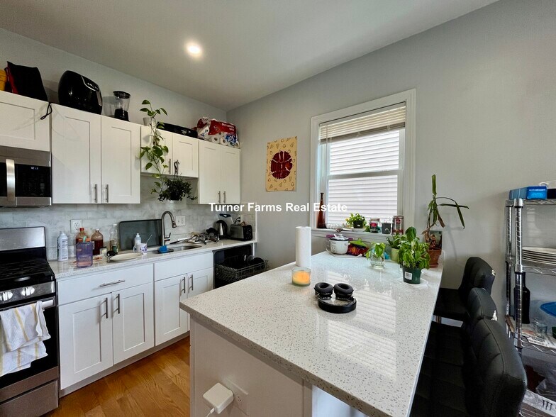 Primary Photo - 130 Boston St