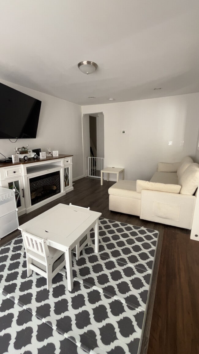 Building Photo - 10 Ells St