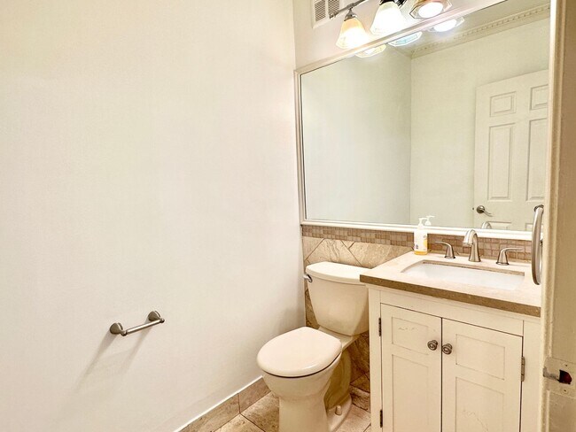 Building Photo - Sutton Place - 3 beds 2.5 baths!  Parking!...