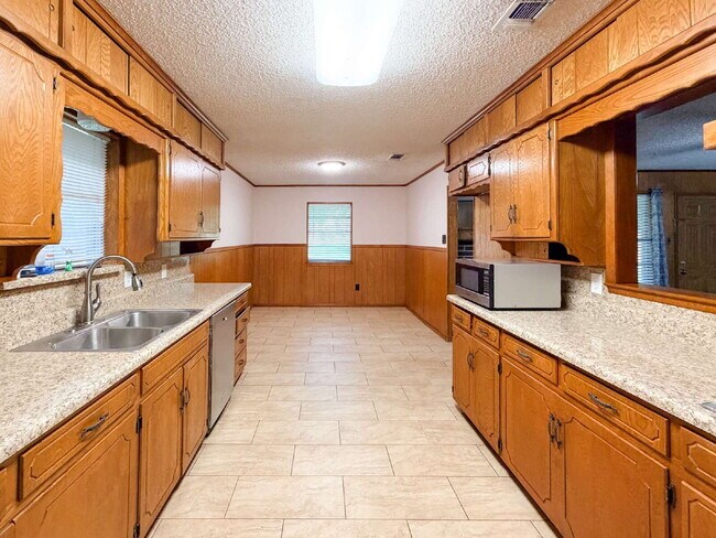 Building Photo - Charming 3-Bedroom Haven with Cozy Fireplace in North Richland Hills!