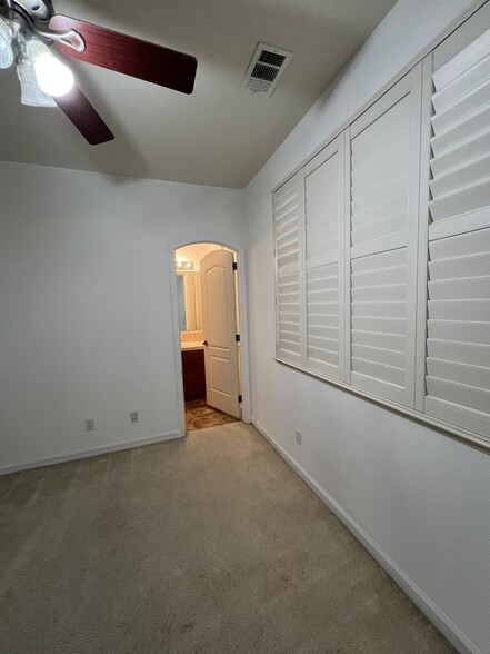 Guest bedroom w/bathroom - 5909 Silveroak Cir