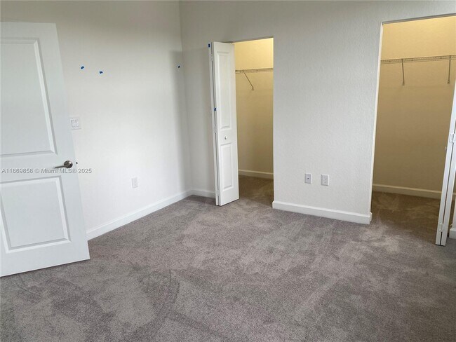 Building Photo - 350 NE 208th Terrace