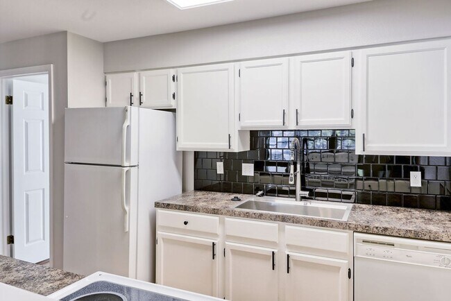 Building Photo - Students Welcome! Fantastic & Classy 2-Bedroom, 2-Bath Ranch-Style 2nd Floor Condo