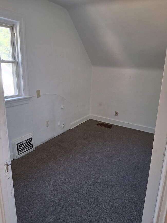 Building Photo - Charming 2-Bedroom Home in Rockford – Upda...