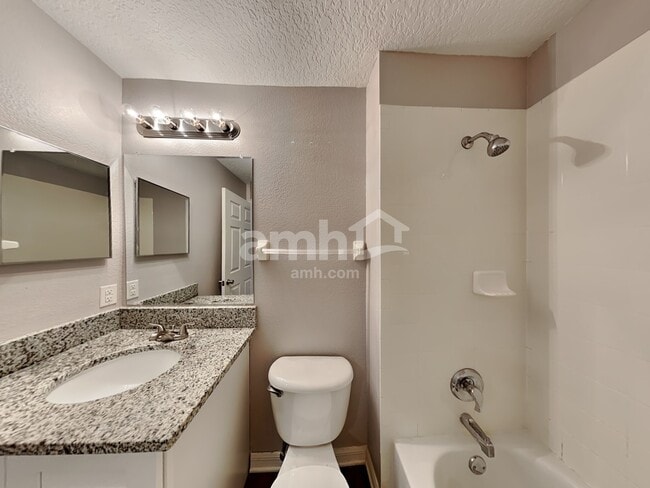 Building Photo - 204 Silver Palms Cir