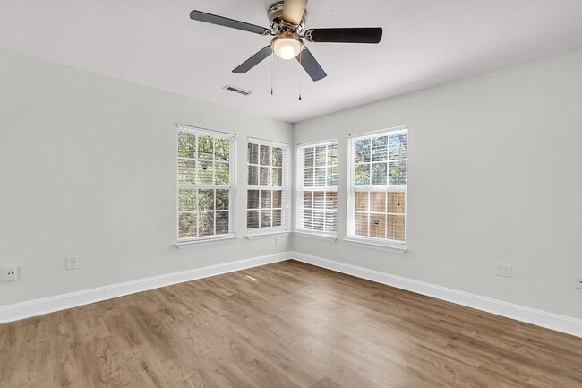 Building Photo - Beautiful 3/2 located in Central Mount Pleasant!