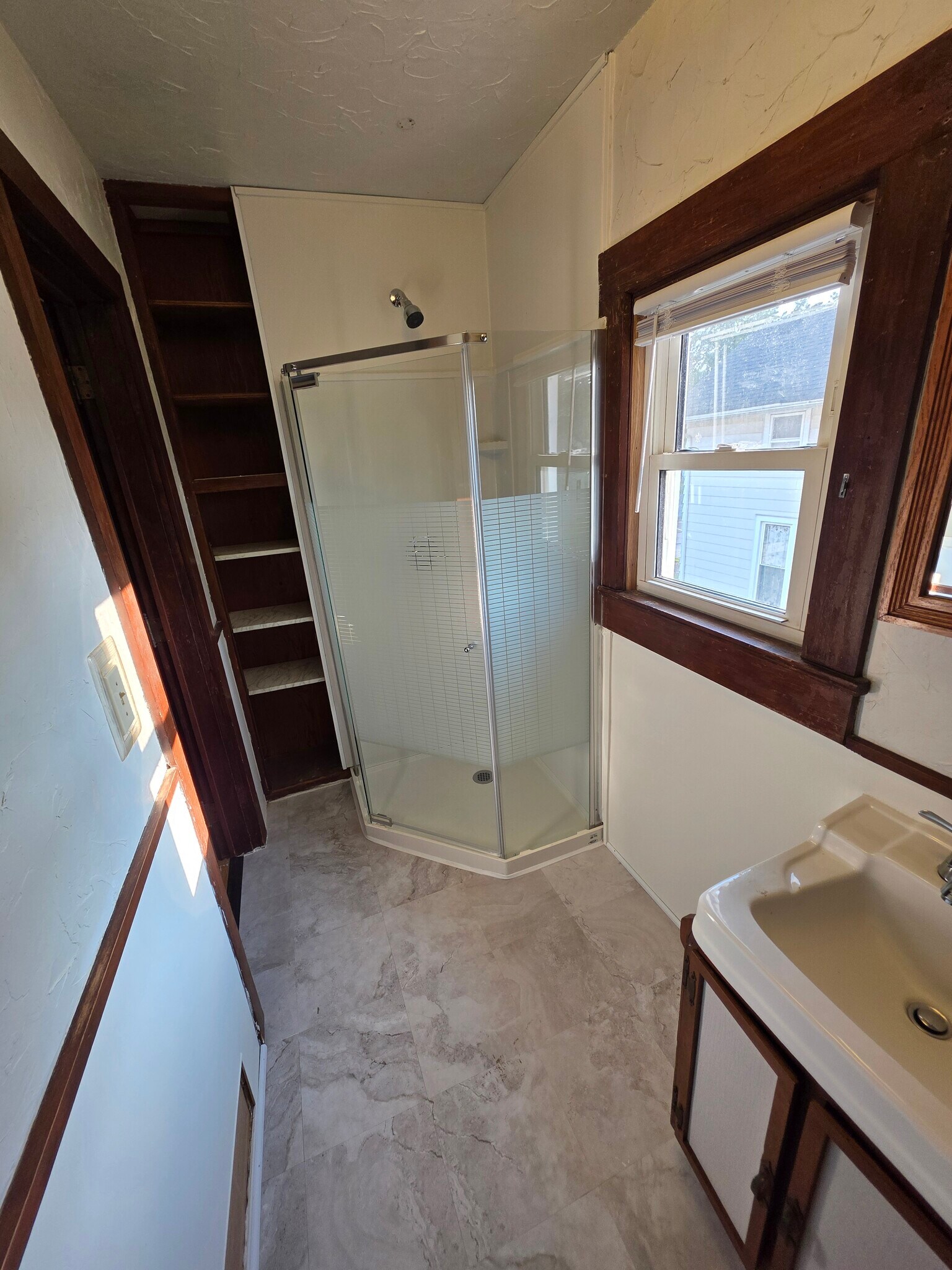Top Unit Bathroom - 122 W Broadway St