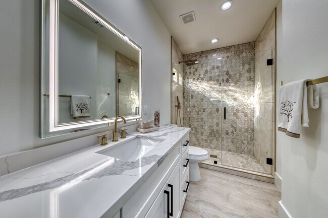 Building Photo - Stunning Green Valley, Guard Gated Community, Pool Home!