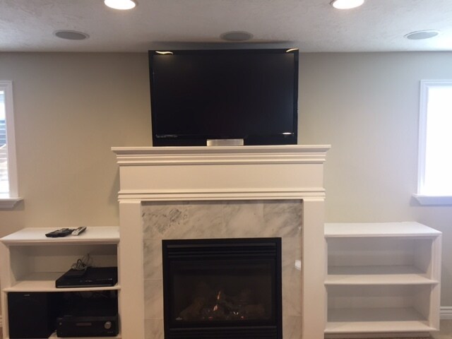 Fireplace / 46" TV - 486 E Aspen Meadows Ct