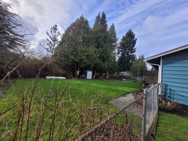 Building Photo - Spacious 3–4 Bedroom Rambler with Private Studio & Mount Baker Views