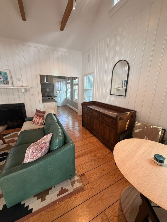 Building Photo - 3BR Beach House on 44th Street