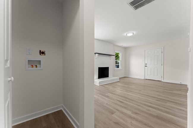 Building Photo - 2918 Lynhaven Ave