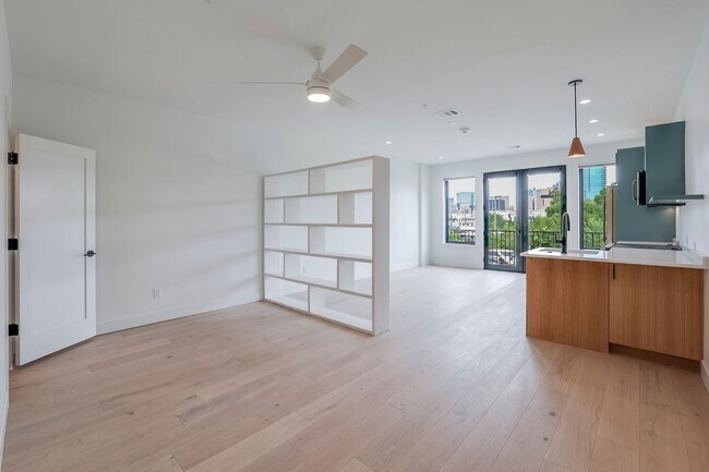 Building Photo - 309 W Daggett Ave