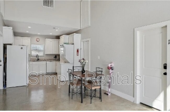 Building Photo - 707 Maple St