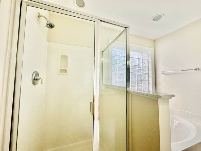 Building Photo - 5 BD, 4 BA Beautiful Wakefield Home