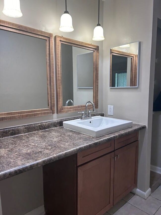 Building Photo - Newly Renovated Two Bedroom Condo Available! Move In Ready!