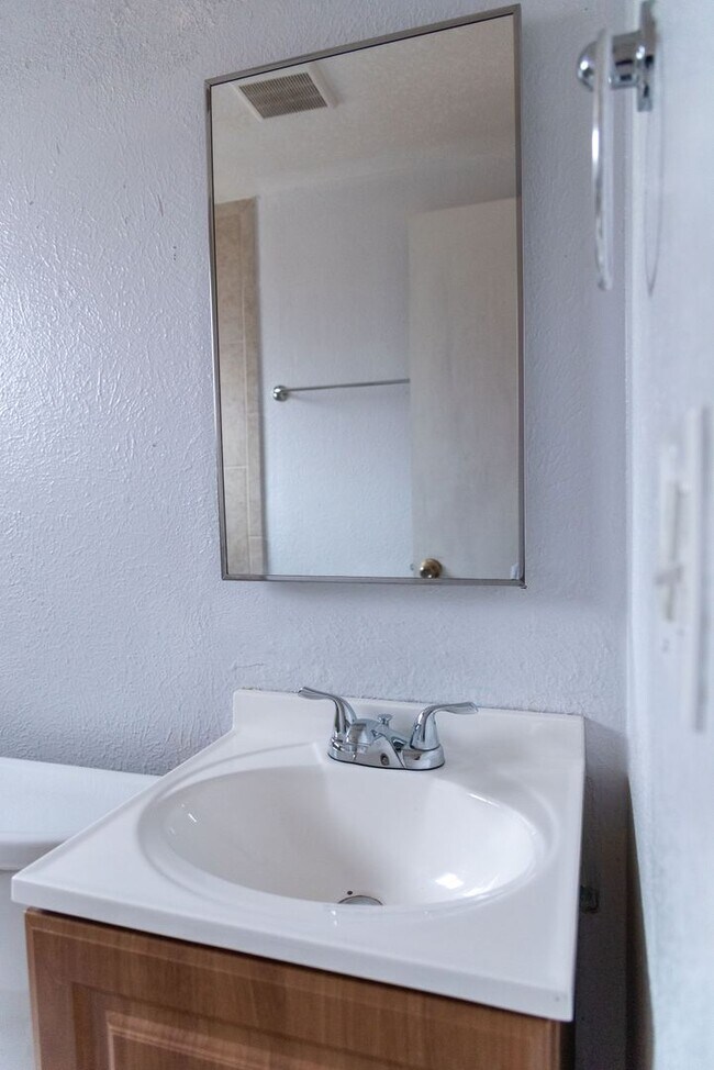 Building Photo - Top-Right Remodeled 2BR/1BA 4-Plex Unit + In-Unit W/D — $0 January Rent (Rent Due 2/1/26)