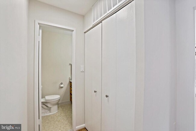 Building Photo - 1644 Wainwright Dr