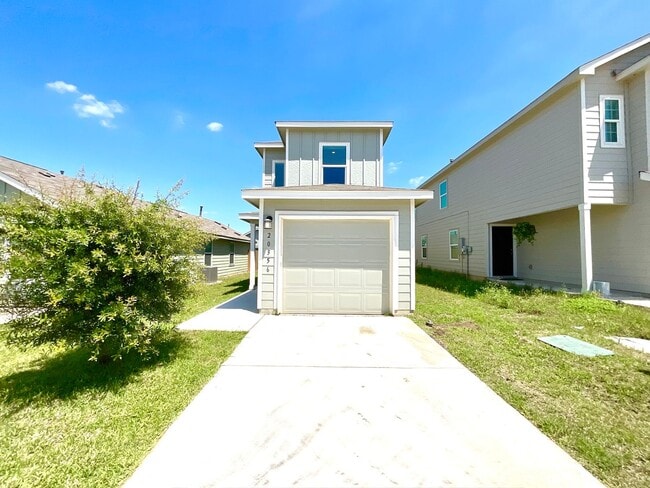 Building Photo - *MOVE IN SPECIAL* Modern Two-Story Home with Garage & Fenced Yard!