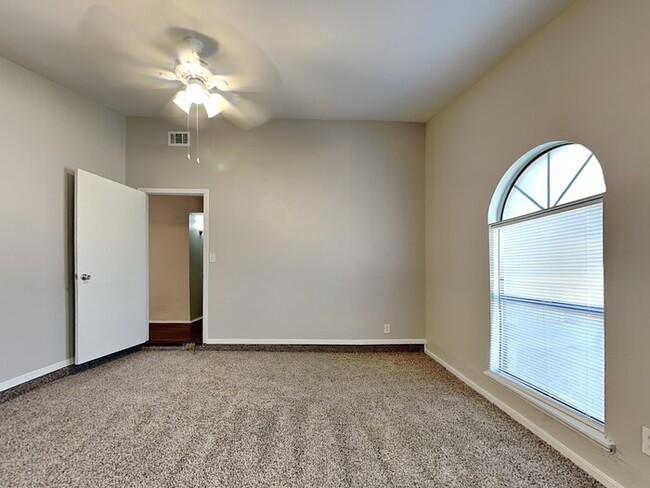 Building Photo - Wonderful 4/2 in Mesquite!!