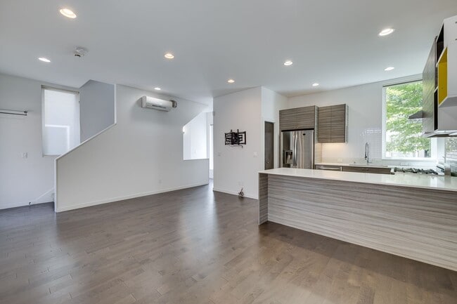 Building Photo - Beautiful 3 bedroom townhome in Leschi!