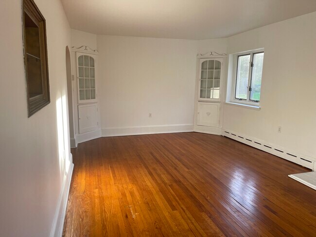 Large living room with charming built-ins - 14 Balmville Rd