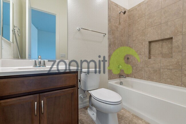 Building Photo - Beautiful Views!