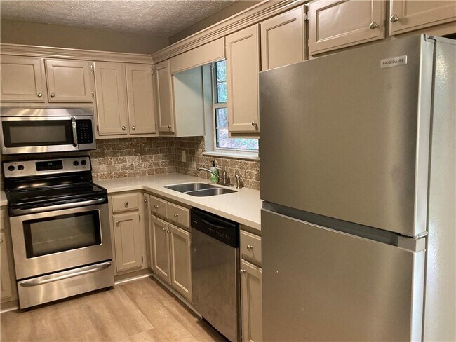 Building Photo - 6110 Lakeside Ct