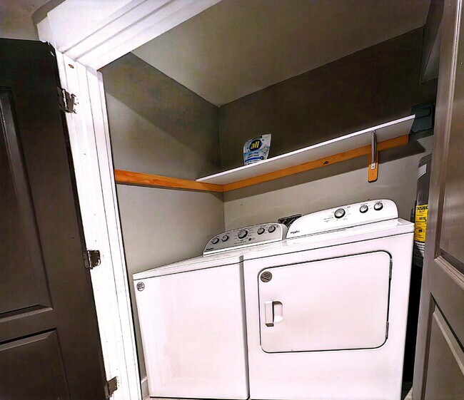 Building Photo - Stylish & Convenient Atlanta Room: All-Inclusive Living!