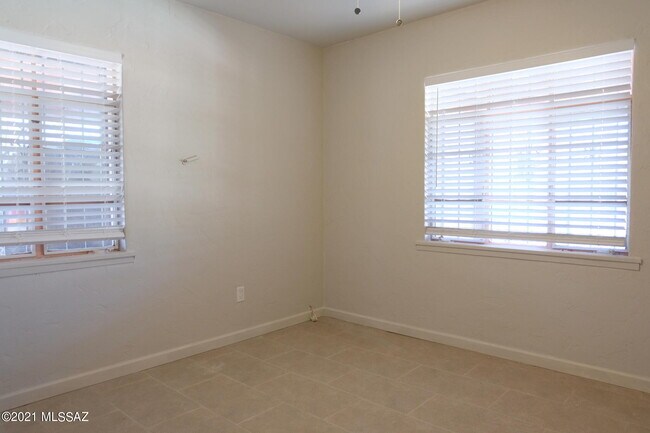 Building Photo - 3941 E Louis Ln