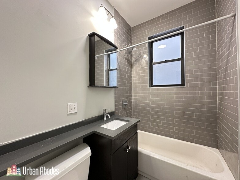 Building Photo - 4342 N Damen Ave