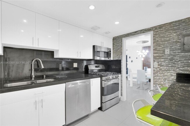 Building Photo - 3140 S Ocean Dr