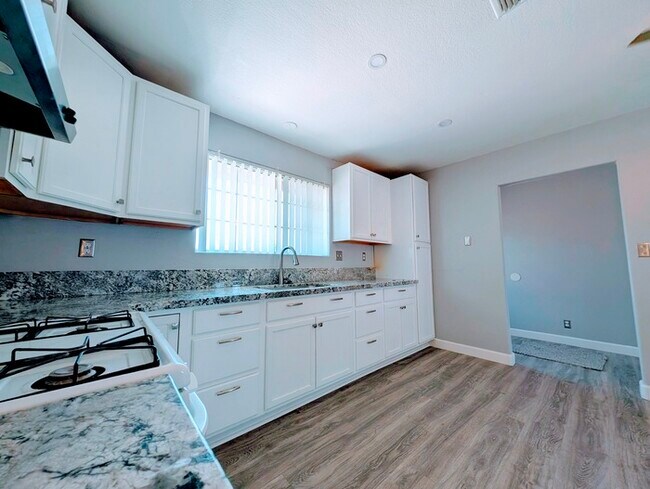 Building Photo - 4 bed with Dual master bedrooms and Solar ...