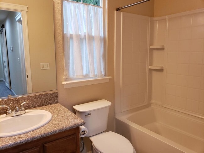 Building Photo - Shasta View Gardens - 3bd/2.5 ba + Office!