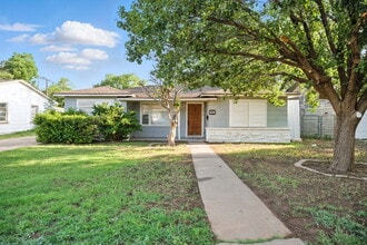 Building Photo - Cozy 2-Bedroom Home with Detached Garage Available for Summer 2026 Pre-Lease