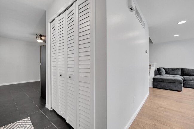 Building Photo - 41705 Broquet Dr